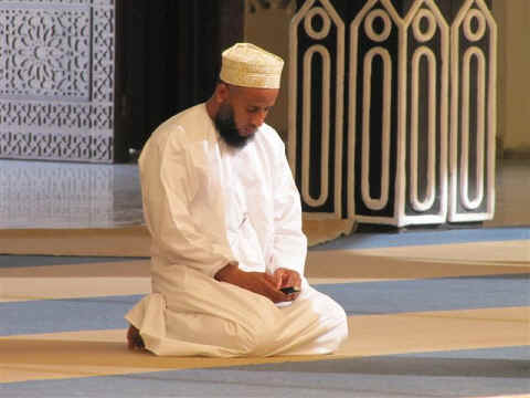 Kijk maar eens goed wat deze man tijdens het bidden bezighoudt...