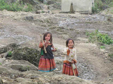 Vrolijke kinderen in n van de dorpjes waar we doorheen wandelen.
