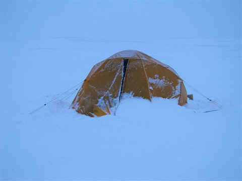 's Morgens is de tent gedeeltelijk ingesneeuwd