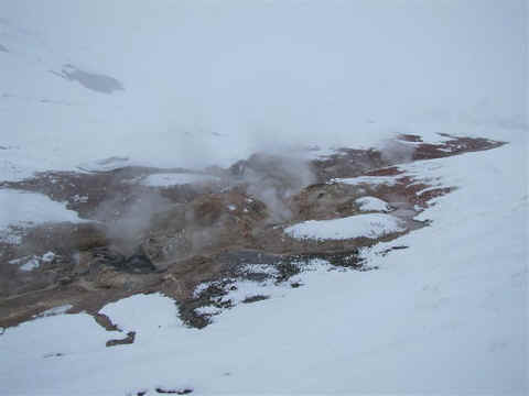 Geothermische activiteiten in de sneeuw