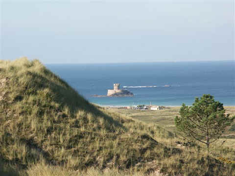 Jersey in een notendop: kust, zee en een fort.