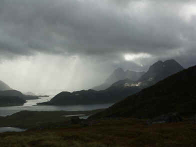 Wolken, bergen en licht maken de Lofoten tot wat het is.
