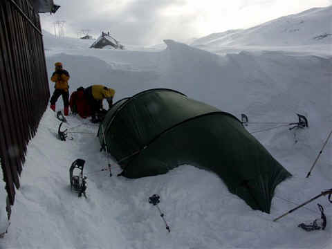 's Morgens is de tent ver ingedrukt door de sneeuw(storm).