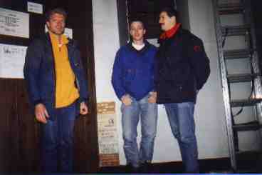 Van links naar rechts: Ren, Jan en Jaap  bij 'hun' tegel.
