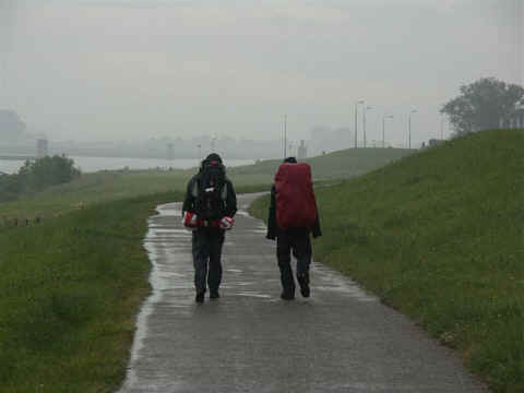 De laatste kilometers lopen we in de regen.