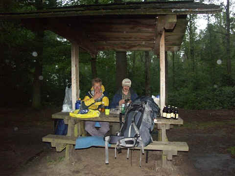 Overdekte picknicktafel bij onze kampeerplek