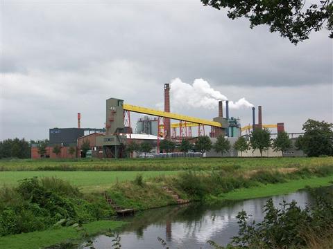 De kleurrijke Norit-fabriek bij Klazienaveen.