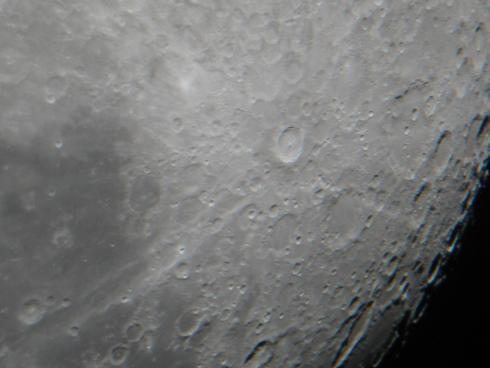 Detail van de maan; foto gemaakt met een gewone camera