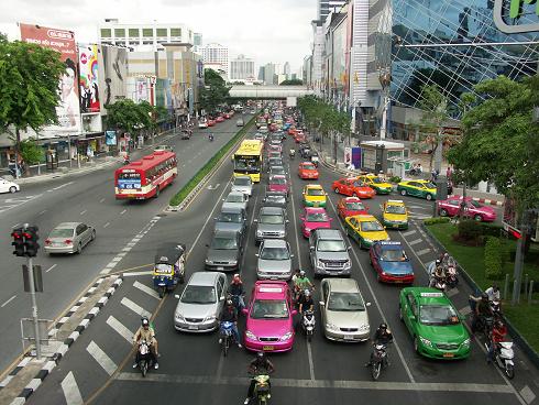 De taxi's van Bangkok maken de stad extra kleurig.
