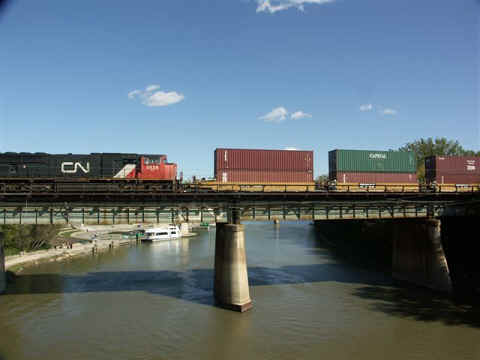 Containers worden tweehoog gestapeld op de trein.