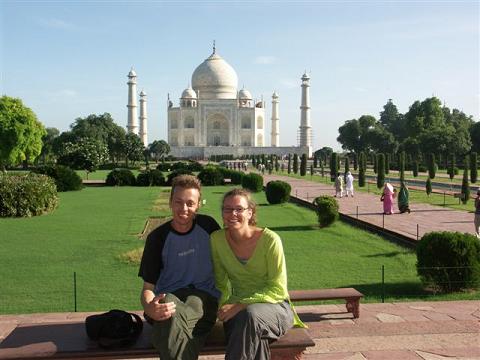 Hanneke en Jan voor de Taj Mahal.