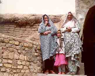 Drie generaties vrouwen op het platteland van Iran.