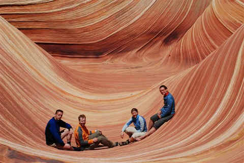 Sven, Sophie, Hanneke en Jan in het surrealistische ''grote snoepje'' The Wave